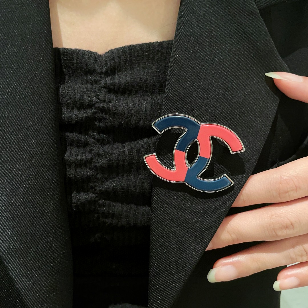 P198 CHANEL DOUBLE-C-COLOURED BROOCH