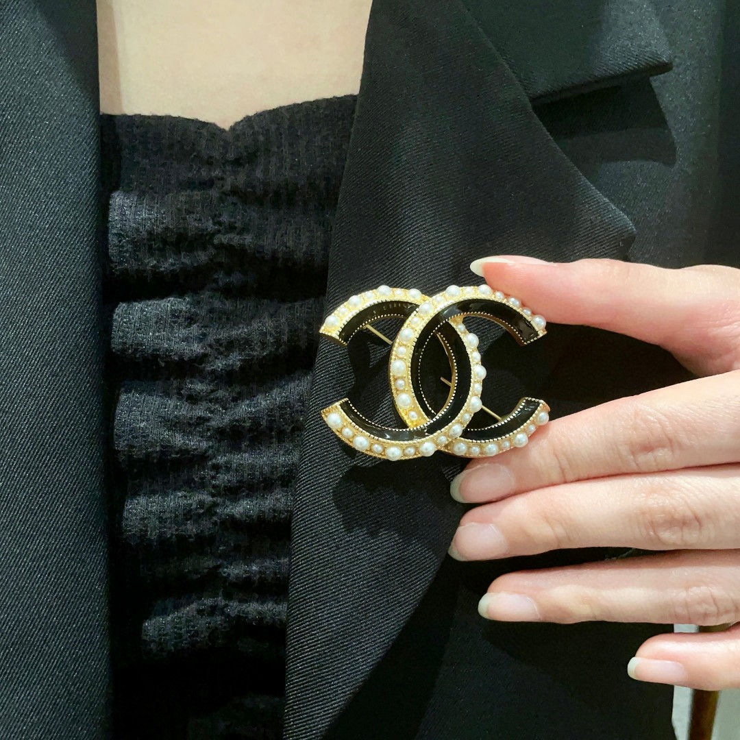 NO:107181,Chanel Pearl Classic Double C Brooch, Jewelry Boutique, Chanel, Brooch, Brooch, Broastpin19860909香奈儿珍珠经典双C胸针,饰品精品,chanel,brooch，breastpin,Jewelry