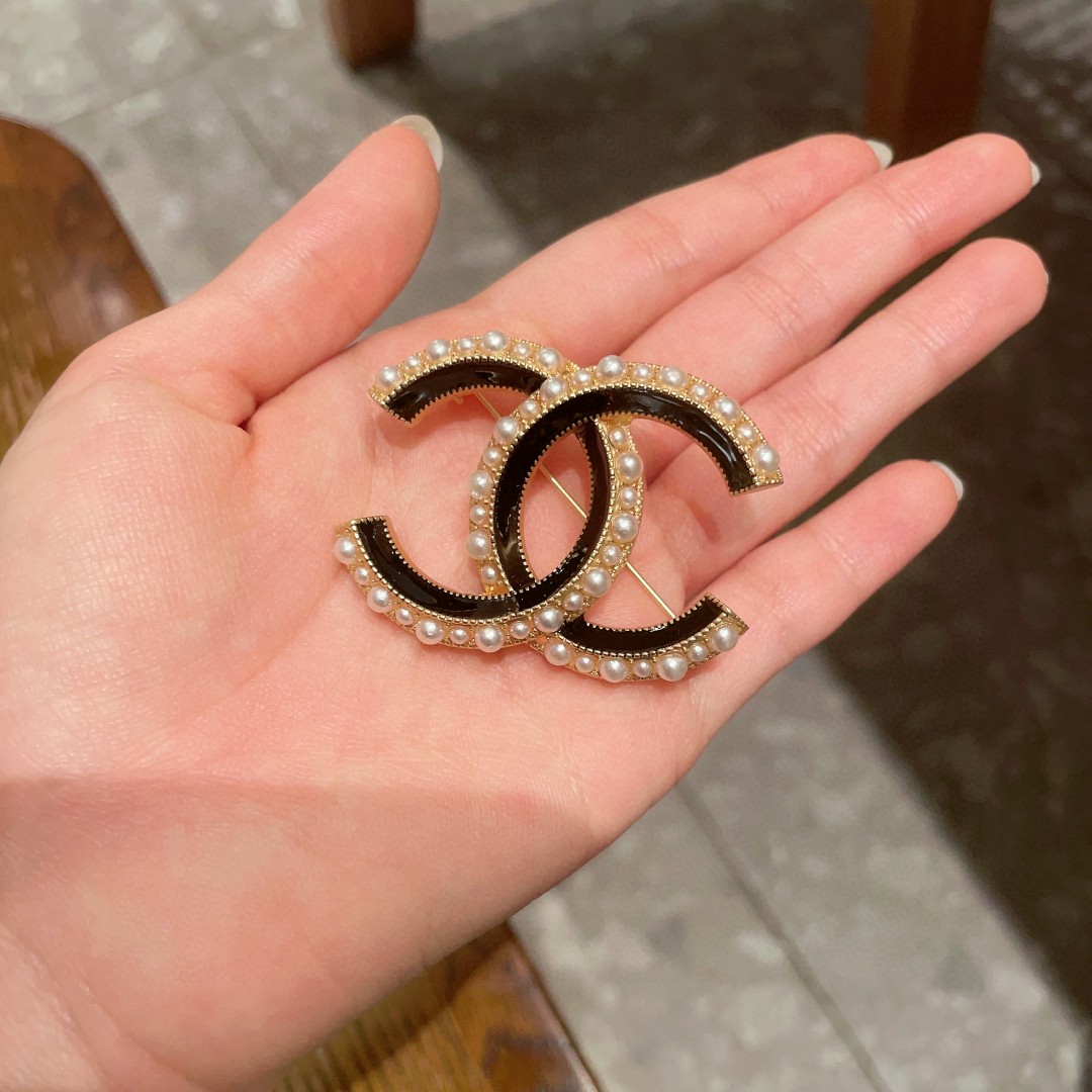 P198 CHANEL’S CLASSIC DOUBLE-C BROOCH - 图片 3