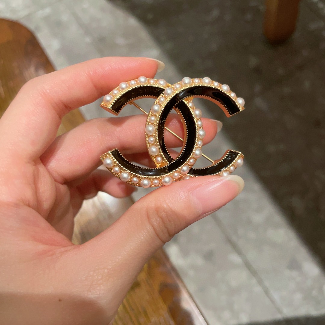 P198 CHANEL’S CLASSIC DOUBLE-C BROOCH - 图片 4