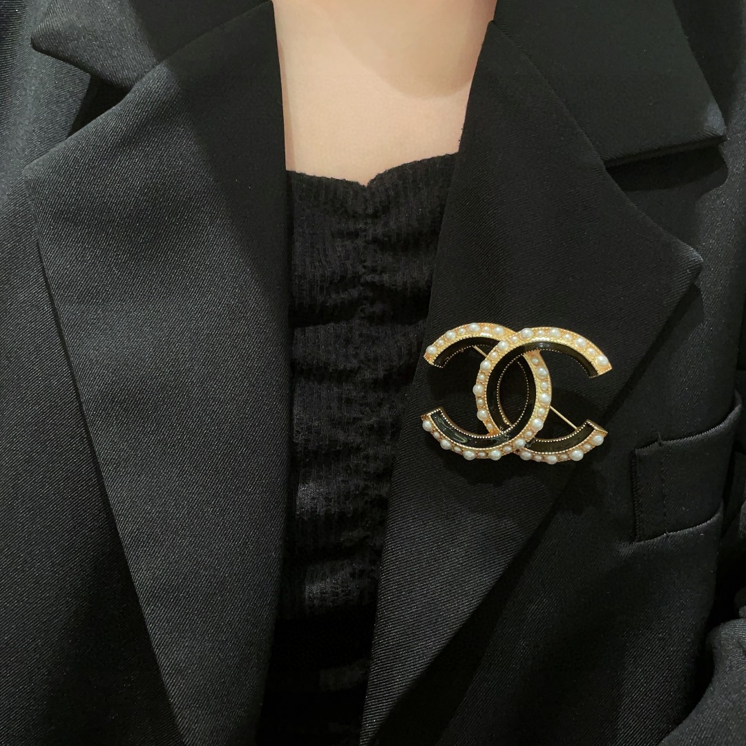 P198 CHANEL’S CLASSIC DOUBLE-C BROOCH - 图片 2