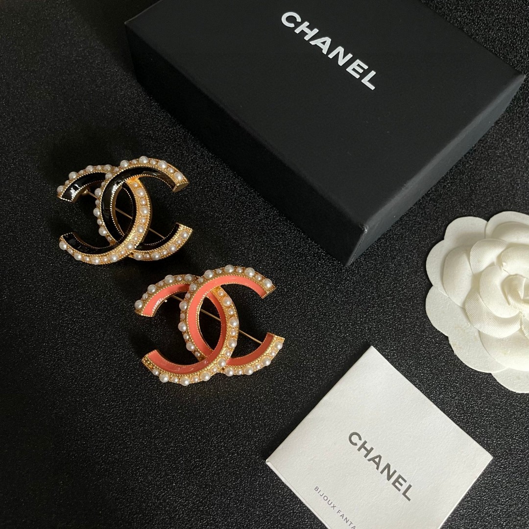 P198 CHANEL’S CLASSIC DOUBLE-C BROOCH - 图片 5
