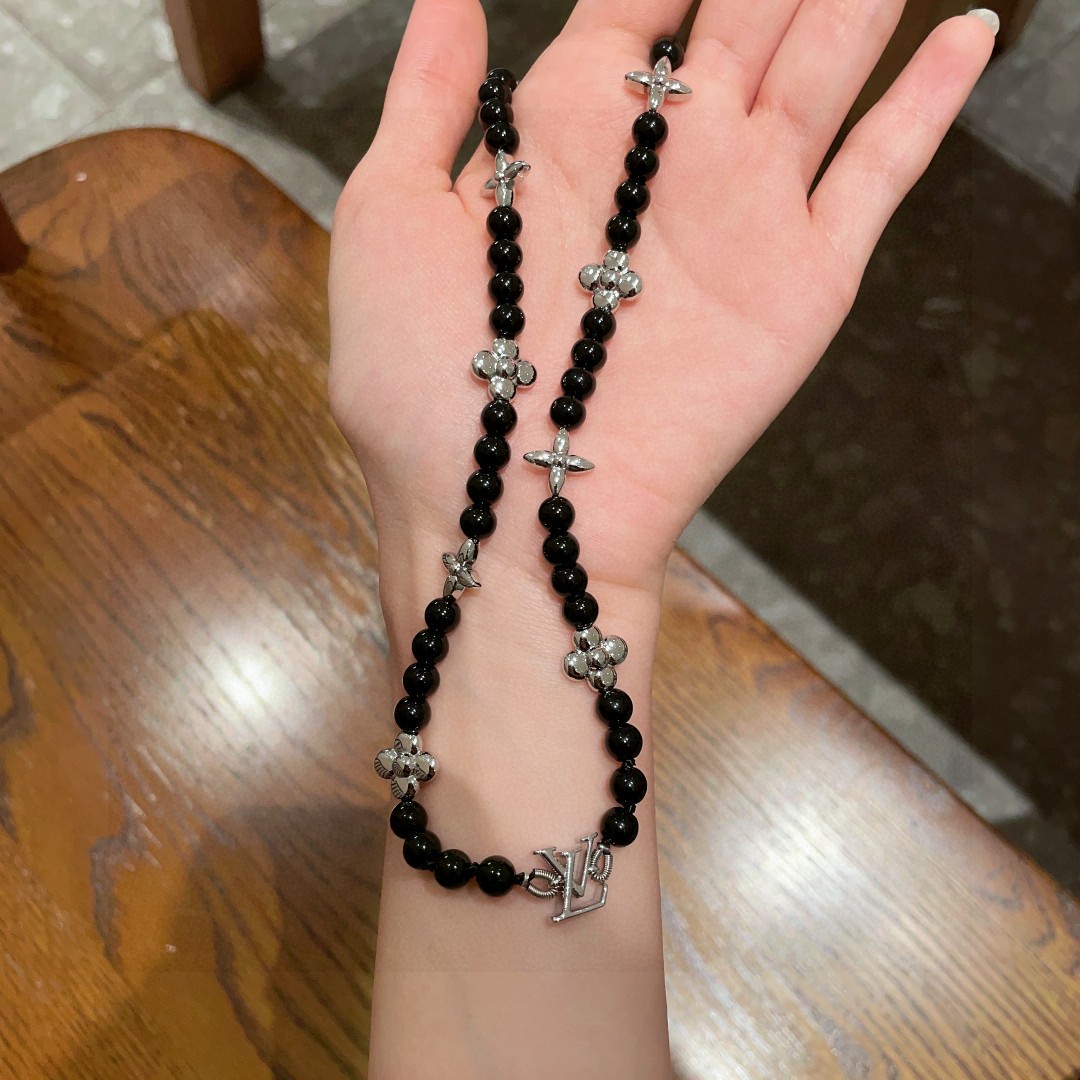 💥💥💥LOUISVUITTON以 经典花纹图案设计 双花 款设计方式吊坠LV品牌标志设计，经典标志理念、