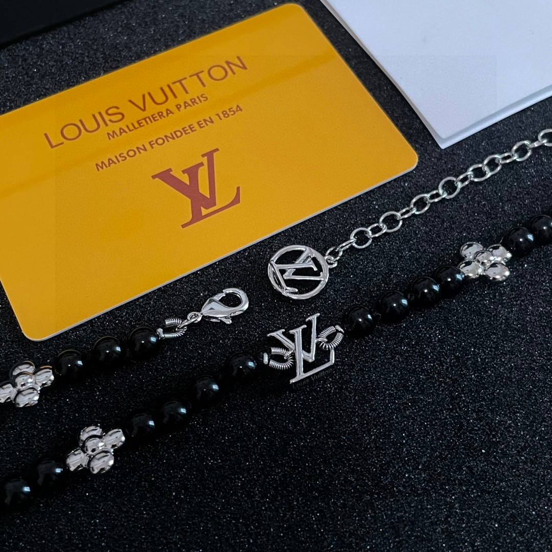 💥💥💥LOUISVUITTON以 经典花纹图案设计 双花 款设计方式吊坠LV品牌标志设计，经典标志理念、