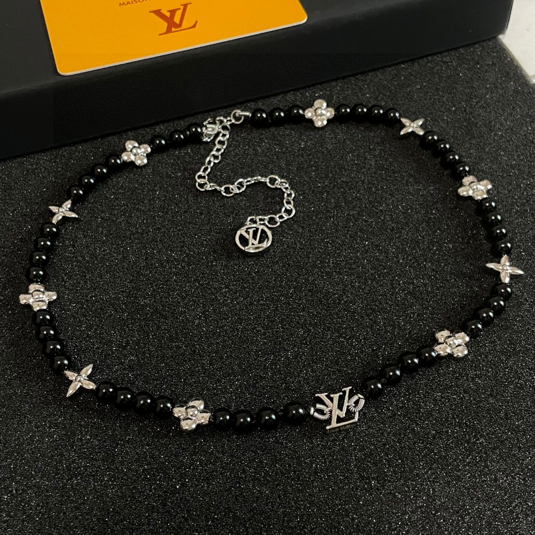 💥💥💥LOUISVUITTON以 经典花纹图案设计 双花 款设计方式吊坠LV品牌标志设计，经典标志理念、