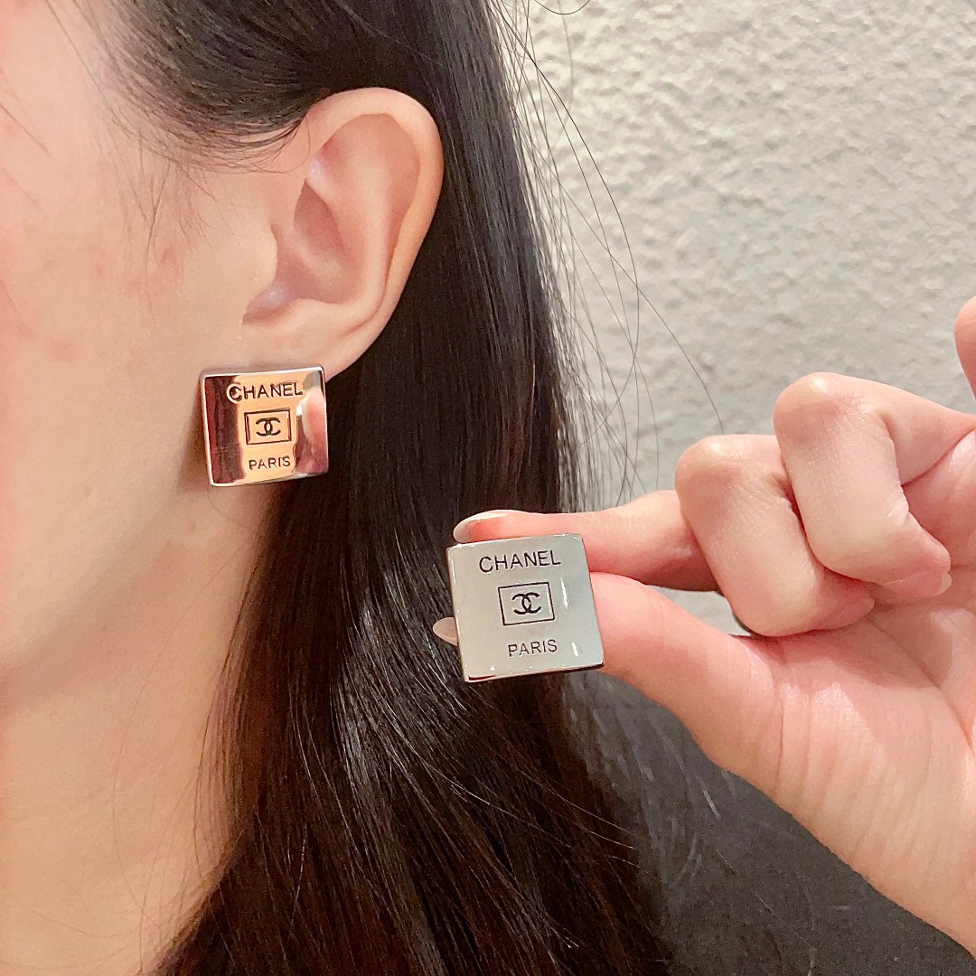  香奈儿✨双c字母耳钉