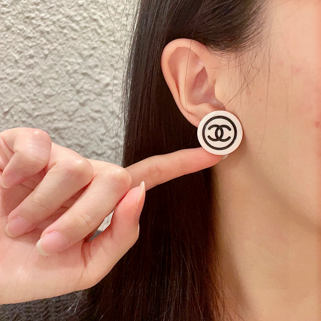  香奈儿✨圆形双C耳钉