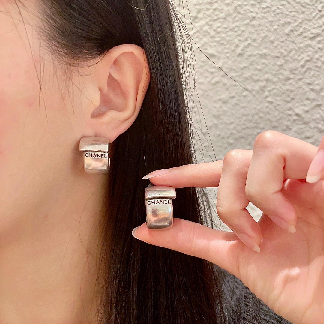  香奈儿✨经典字母耳钉