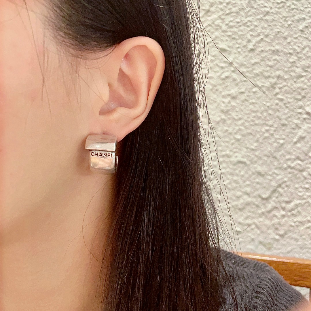  香奈儿✨经典字母耳钉