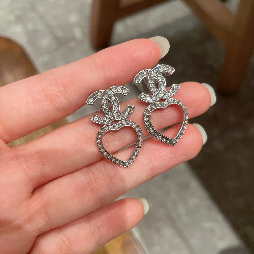  香奈儿✨爱心镂空❤️双C镶钻耳环