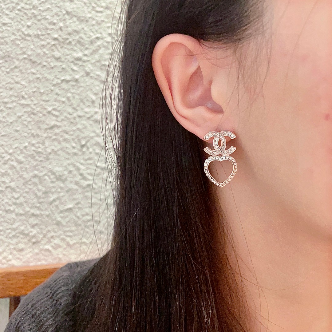  香奈儿✨爱心镂空❤️双C镶钻耳环