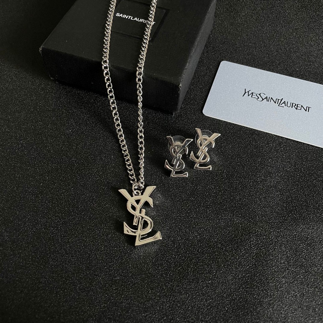  圣罗兰✨经典字母耳钉