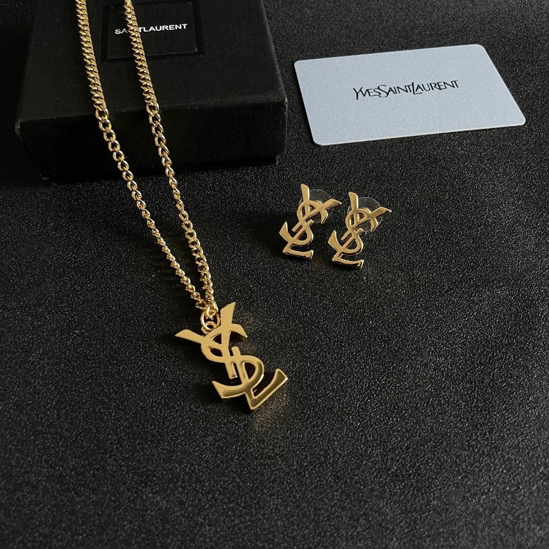  圣罗兰✨经典字母耳钉
