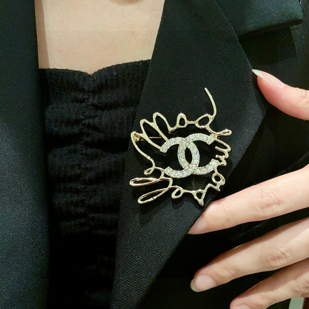  香奈儿✨字母双C镶钻胸针.