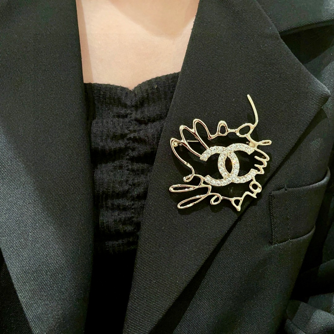  香奈儿✨字母双C镶钻胸针.