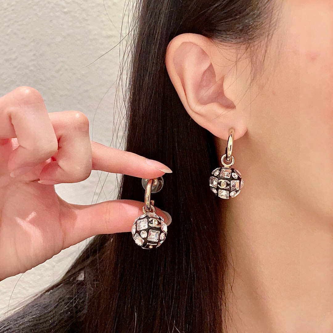  香奈儿✨圆球双C耳环