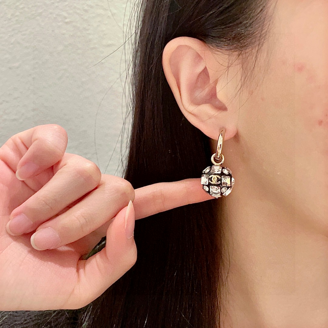  香奈儿✨圆球双C耳环