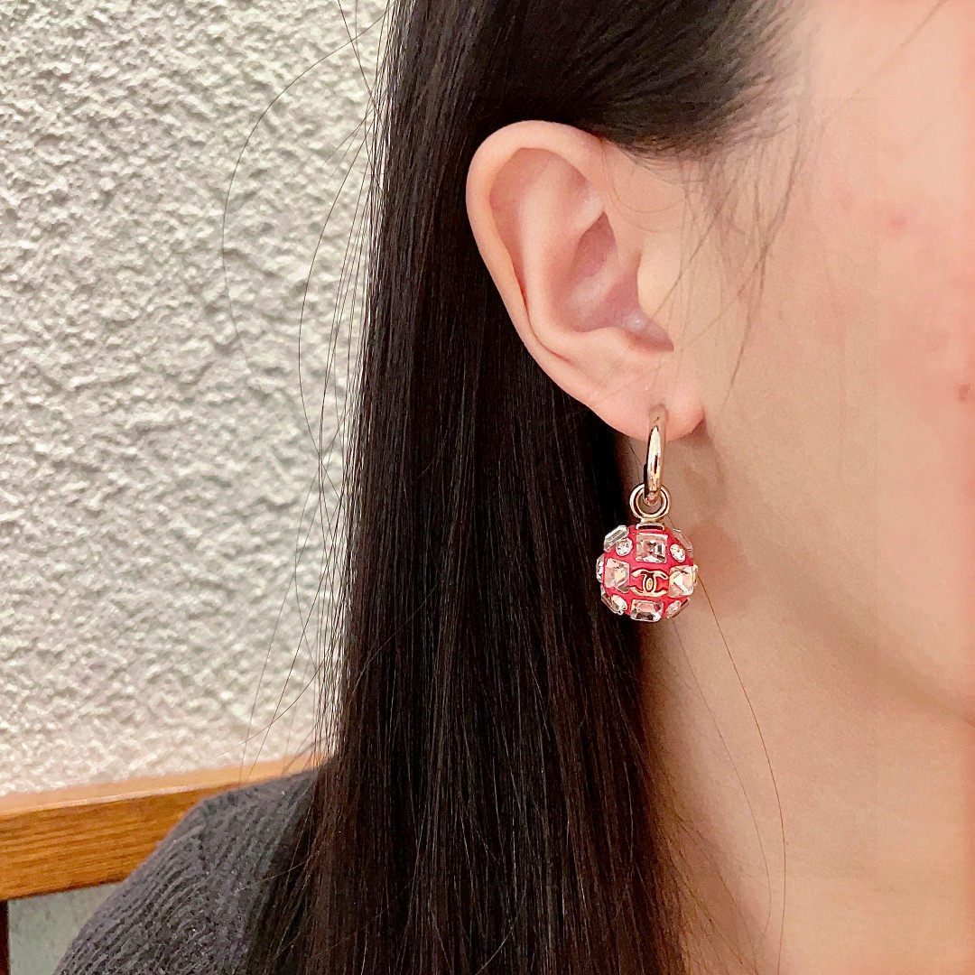 香奈儿✨圆球双C耳环
