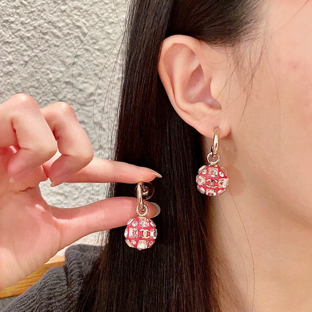  香奈儿✨圆球双C耳环