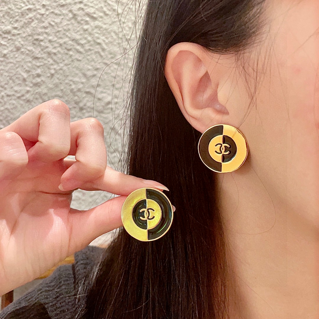  香奈儿✨圆形双C耳钉