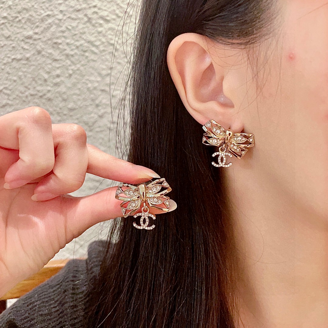  香奈儿✨蝴蝶结双C镶钻耳环