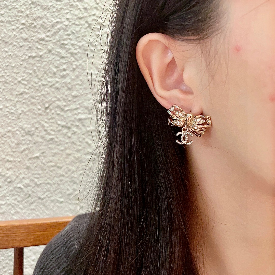  香奈儿✨蝴蝶结双C镶钻耳环