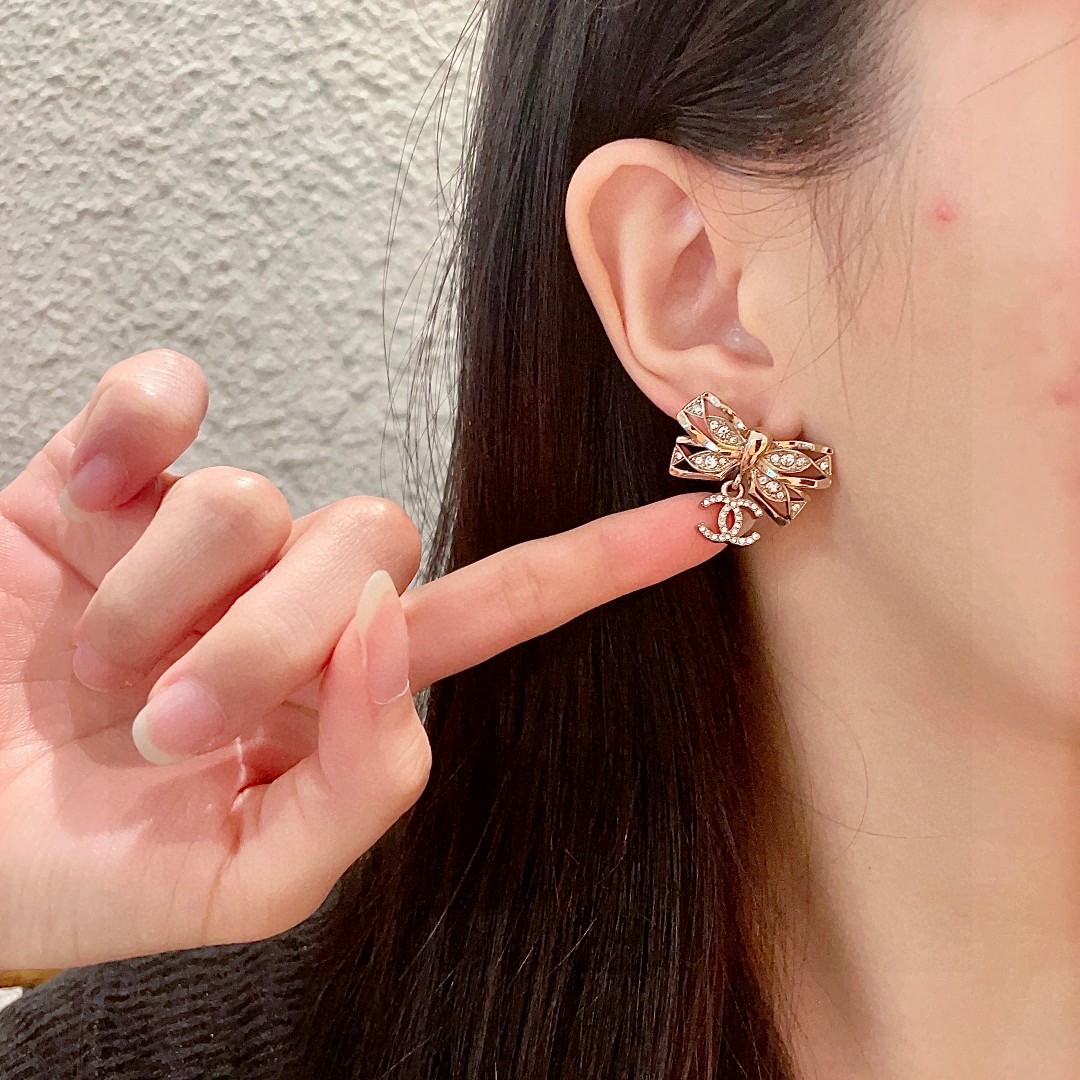  香奈儿✨蝴蝶结双C镶钻耳环