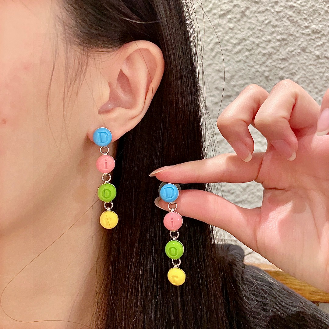  迪奥✨糖果色字母耳环