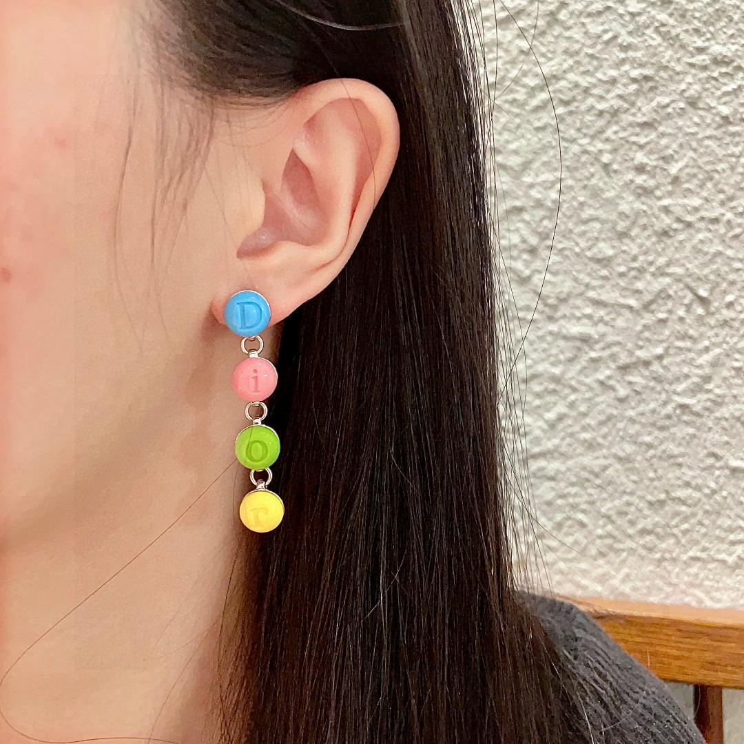  迪奥✨糖果色字母耳环