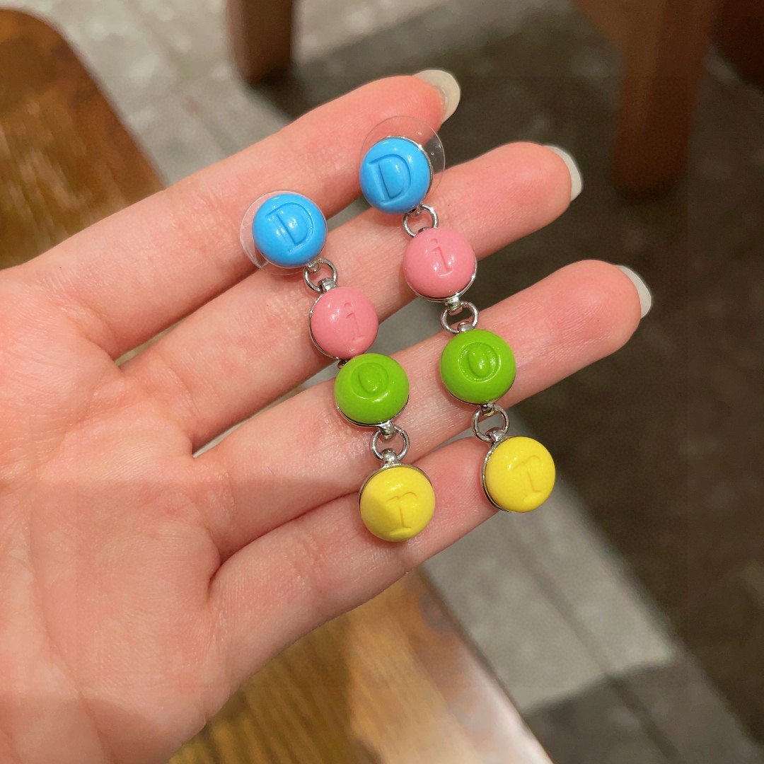  迪奥✨糖果色字母耳环
