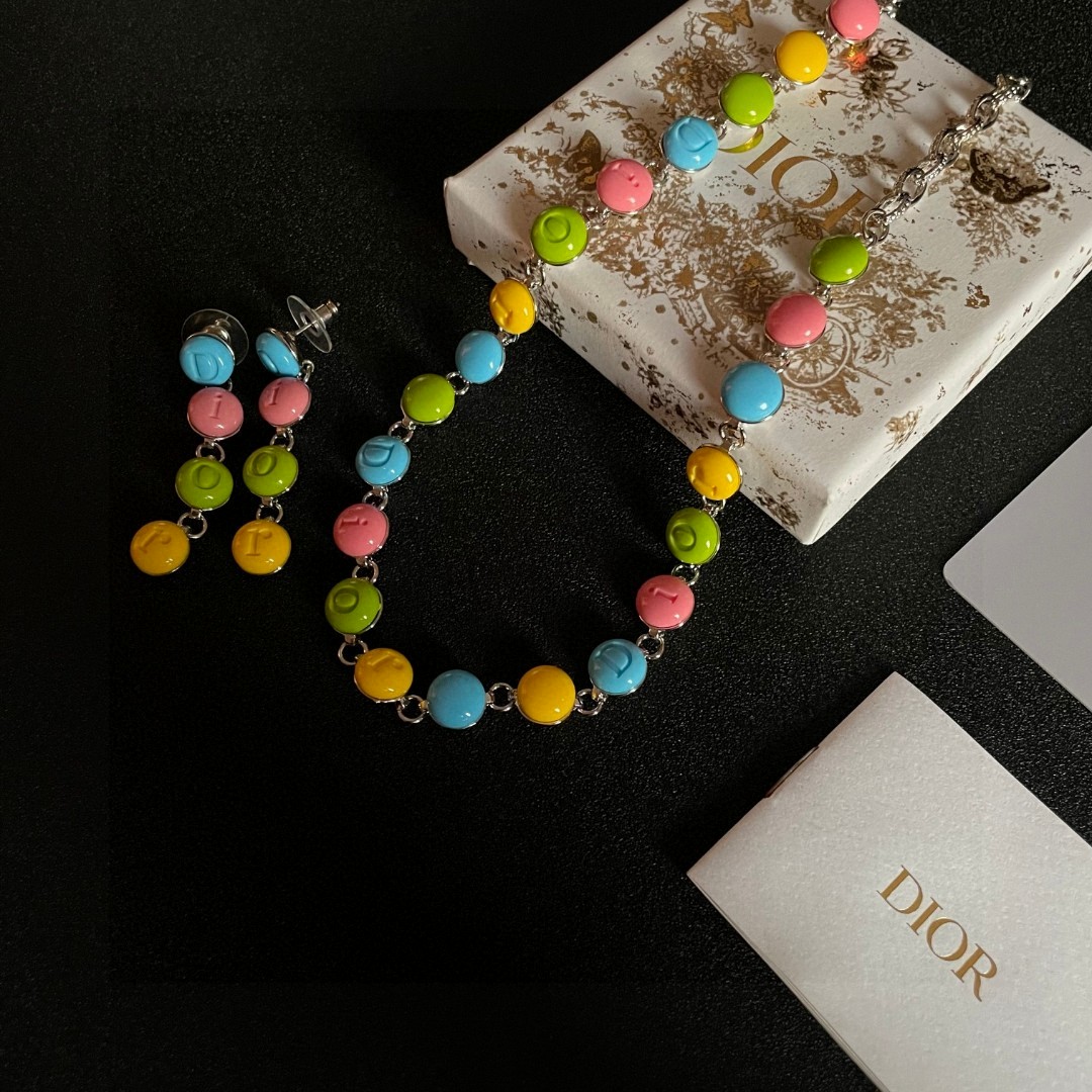  迪奥✨糖果色字母耳环