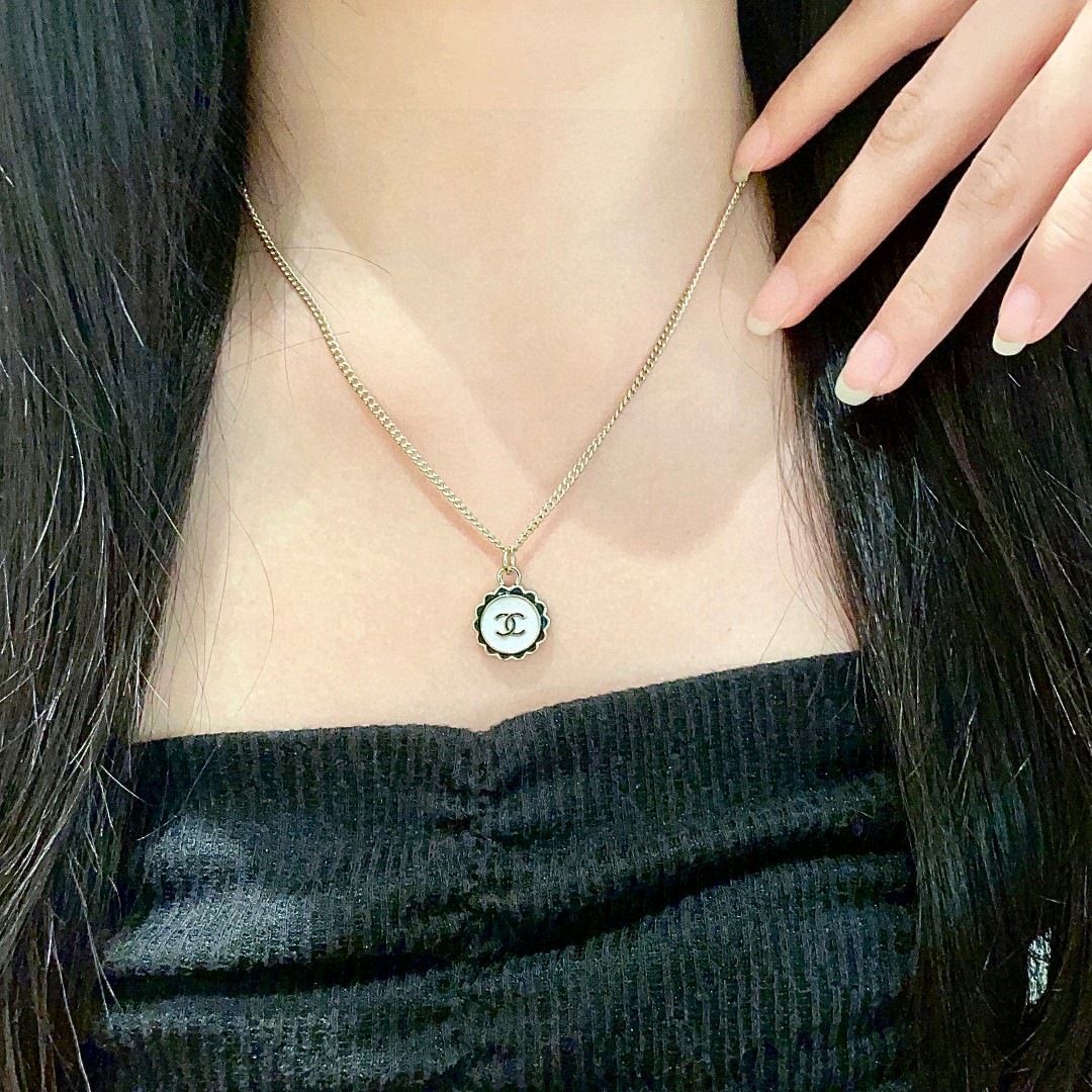  香奈儿✨圆形双C项链