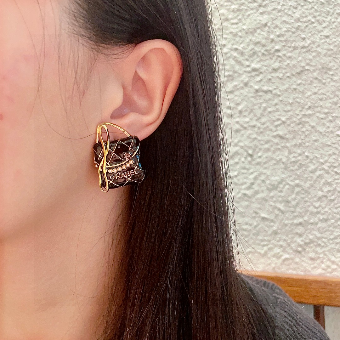  香奈儿✨包包字母双C耳钉