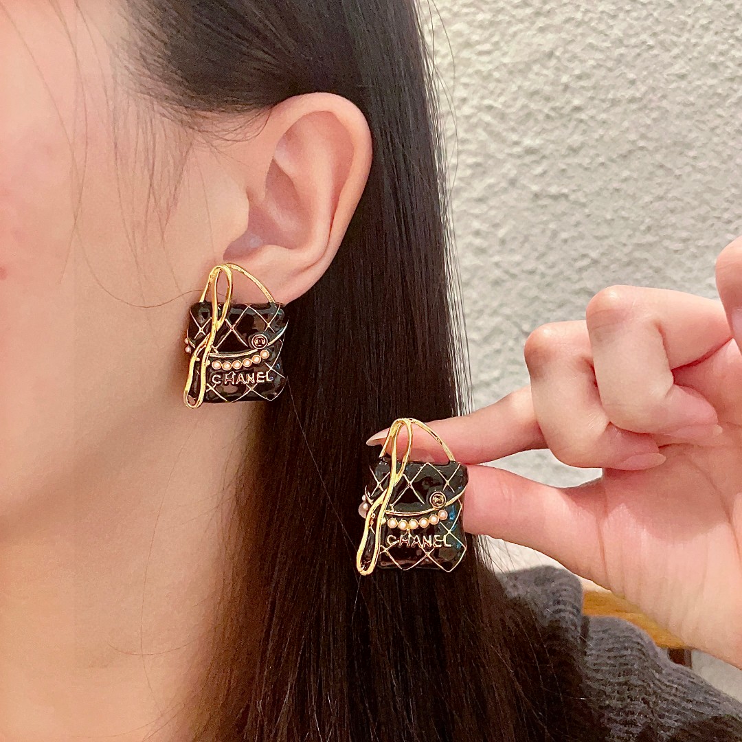  香奈儿✨包包字母双C耳钉