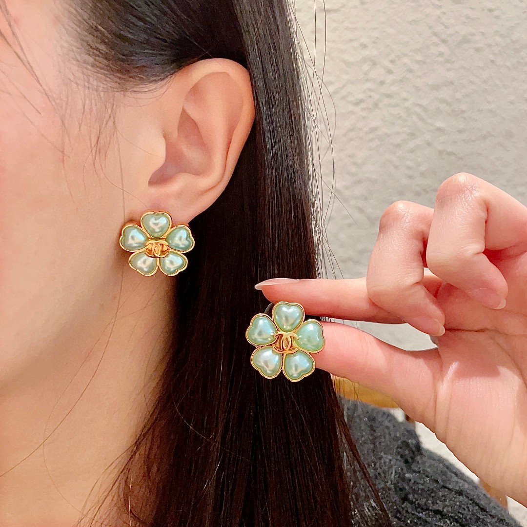 香奈儿✨山茶花🌸双C耳钉