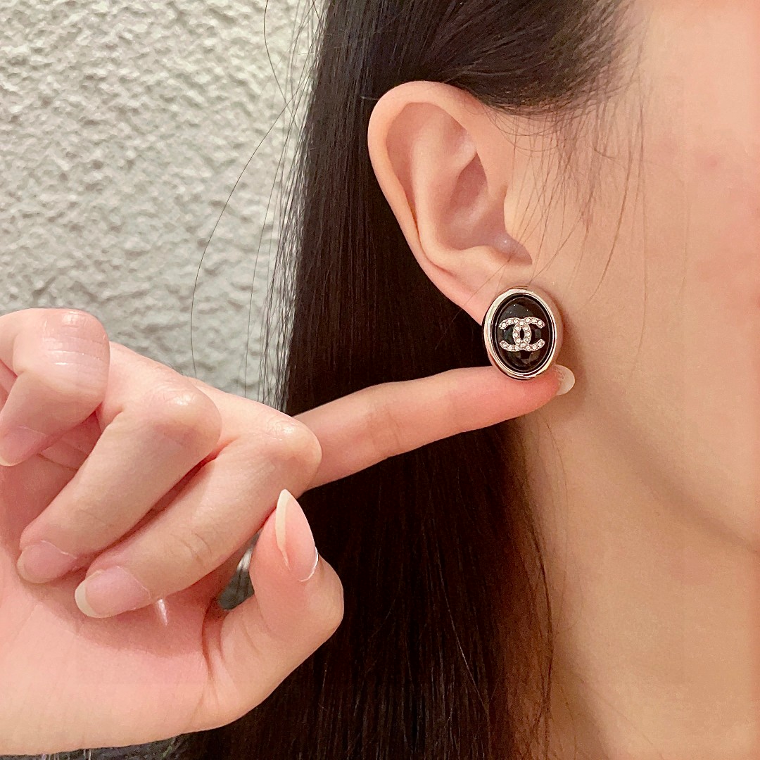  香奈儿✨双C镶钻耳钉