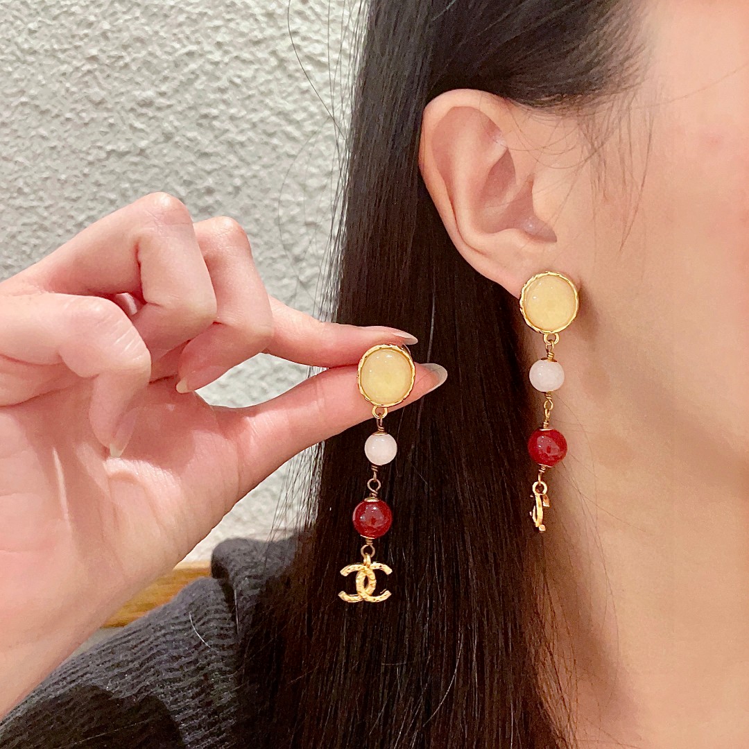   香奈儿✨彩色珠子双C耳环