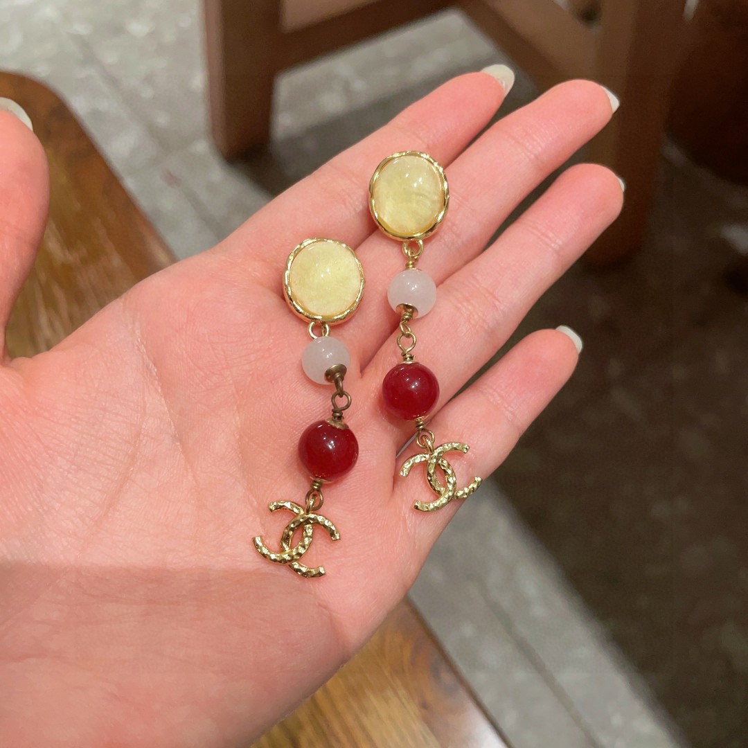   香奈儿✨彩色珠子双C耳环