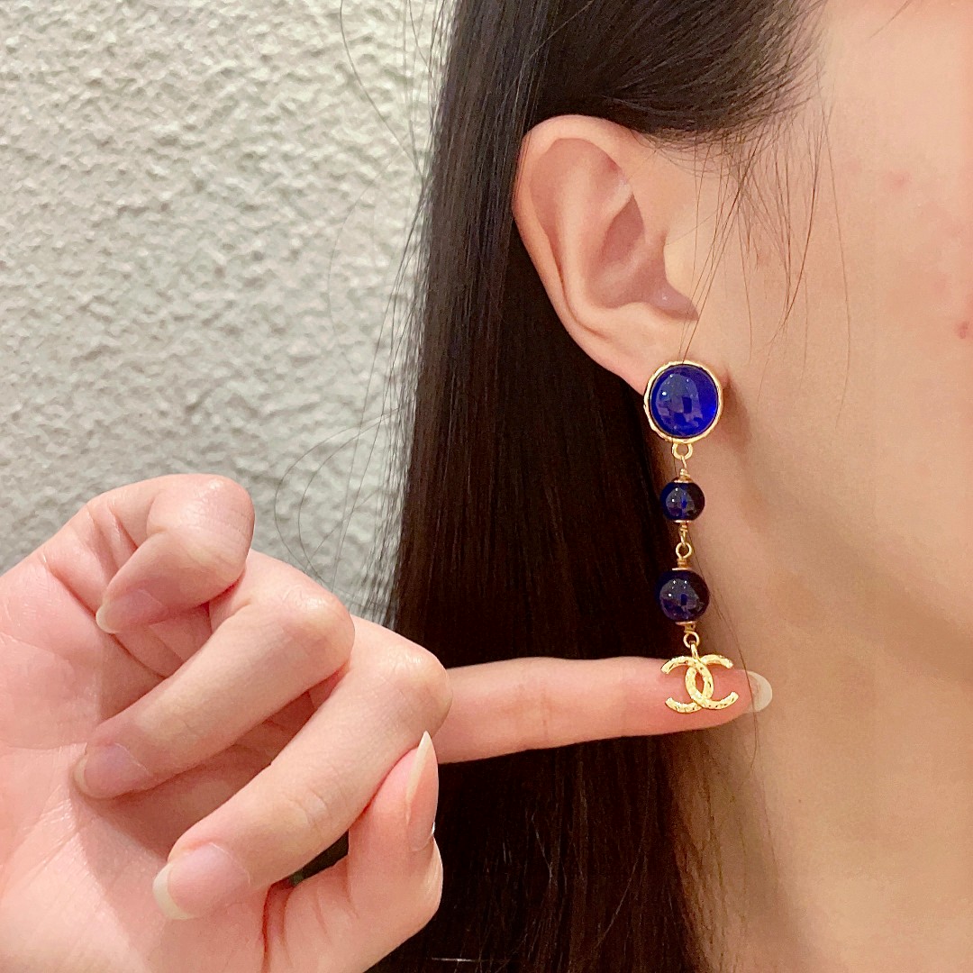   香奈儿✨彩色珠子双C耳环