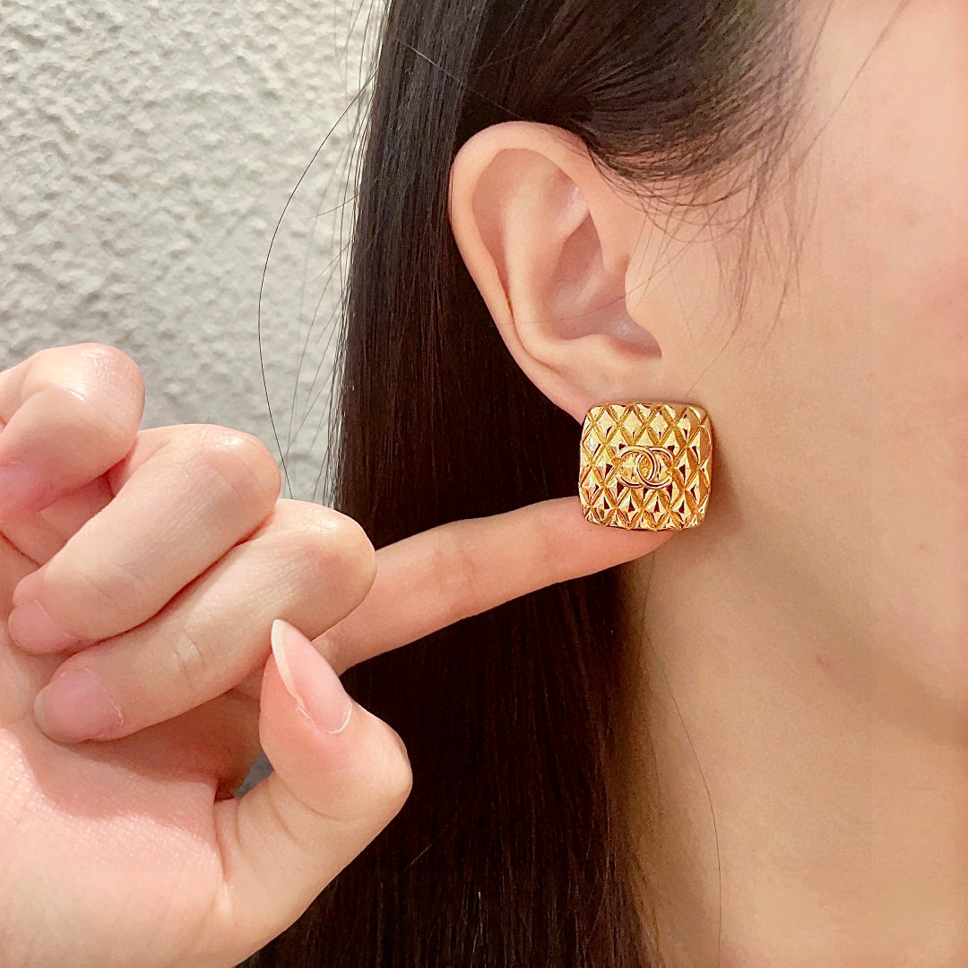  香奈儿✨棱形格双C耳钉