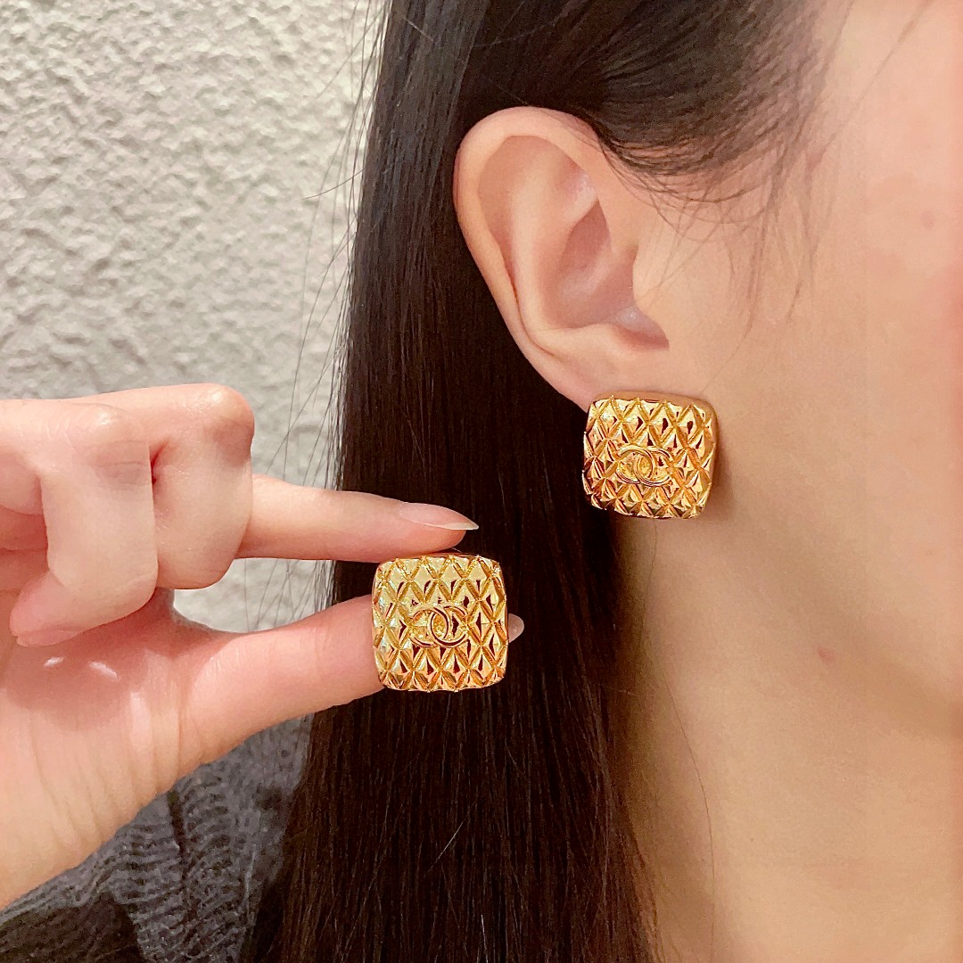  香奈儿✨棱形格双C耳钉