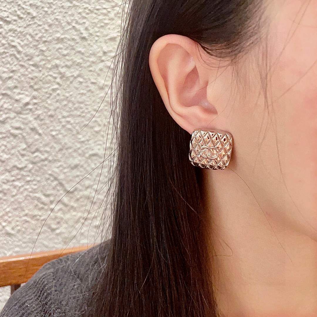  香奈儿✨棱形格双C耳钉