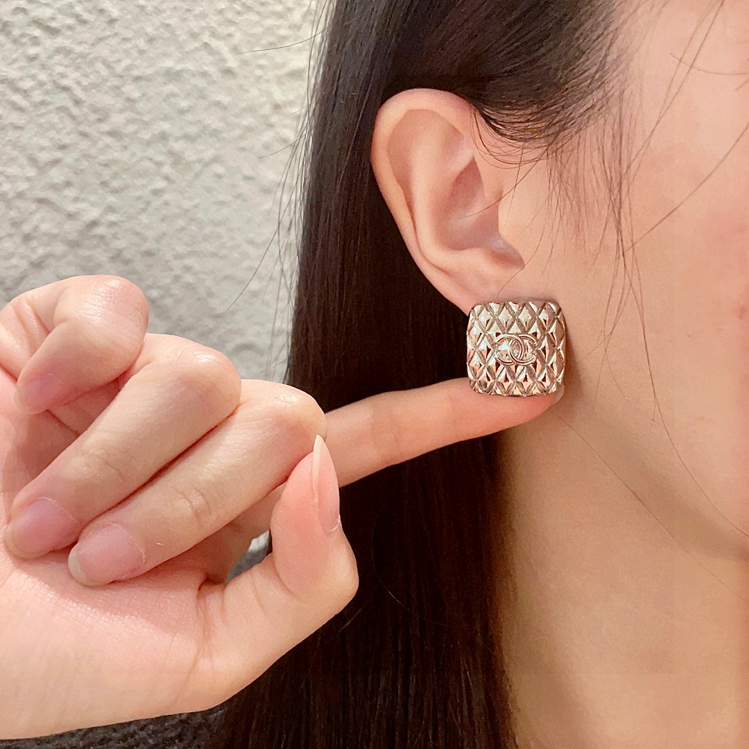  香奈儿✨棱形格双C耳钉