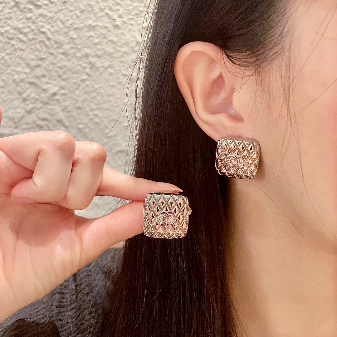  香奈儿✨棱形格双C耳钉