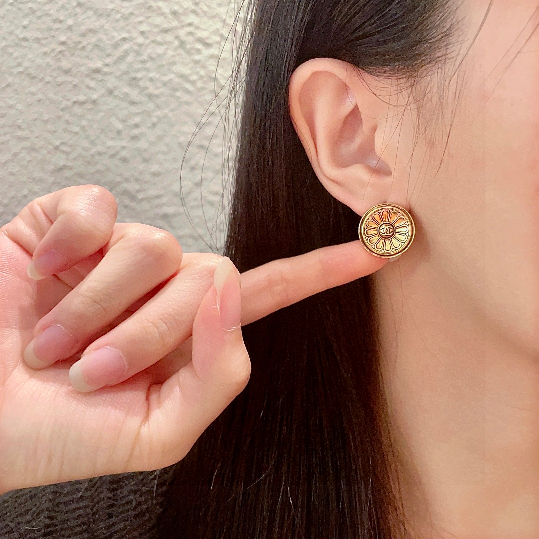  香奈儿✨圆形复古双C耳钉