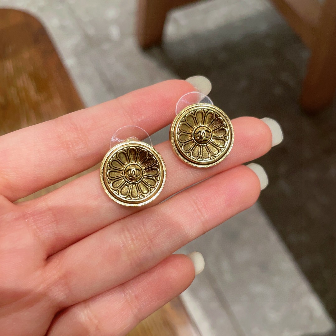  香奈儿✨圆形复古双C耳钉