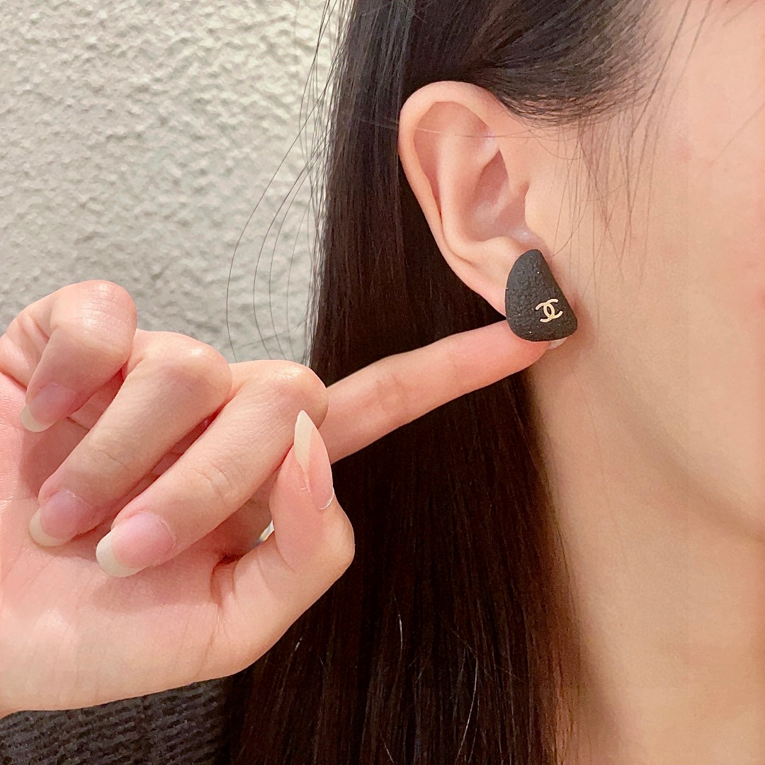  香奈儿✨雪糕纹双C耳钉