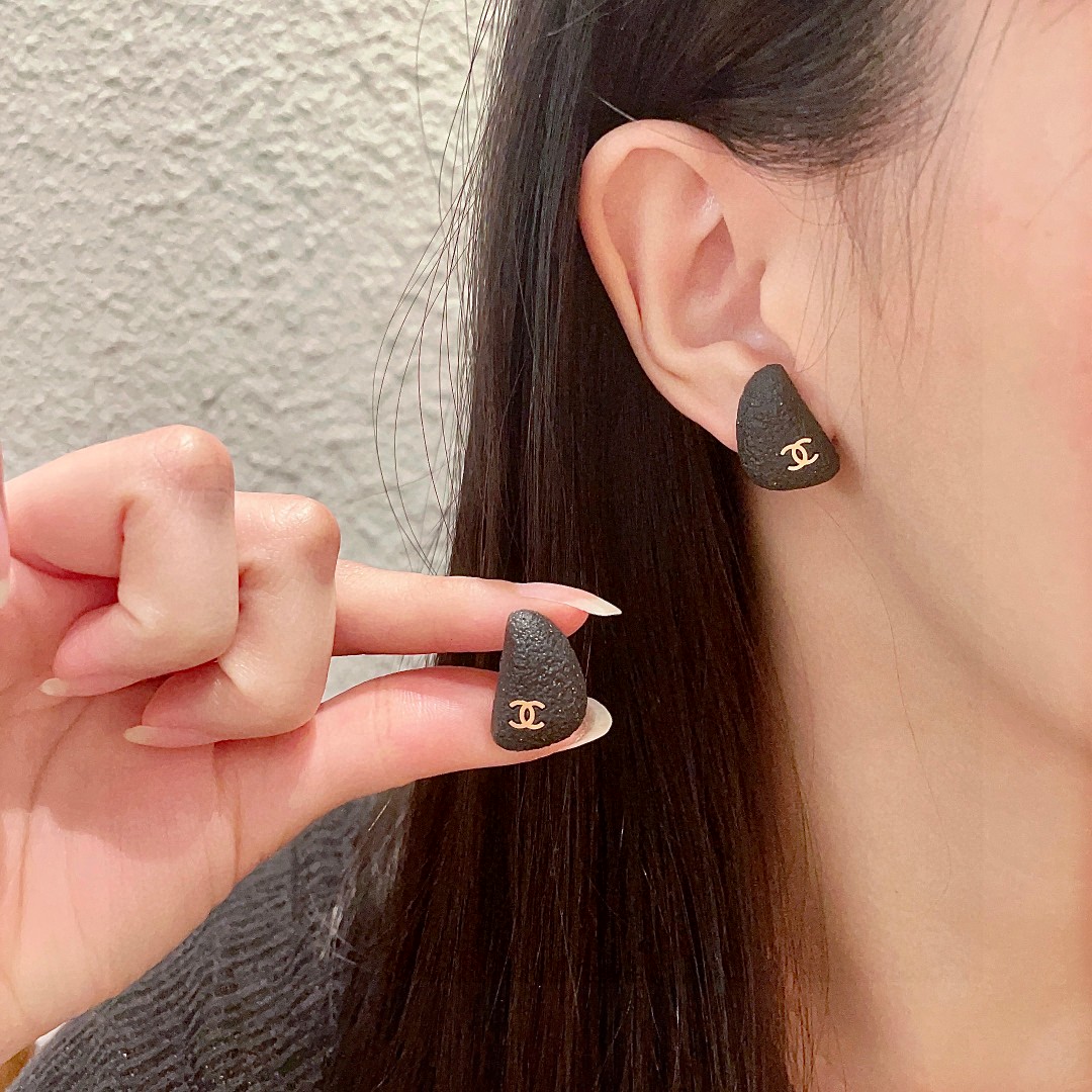  香奈儿✨雪糕纹双C耳钉