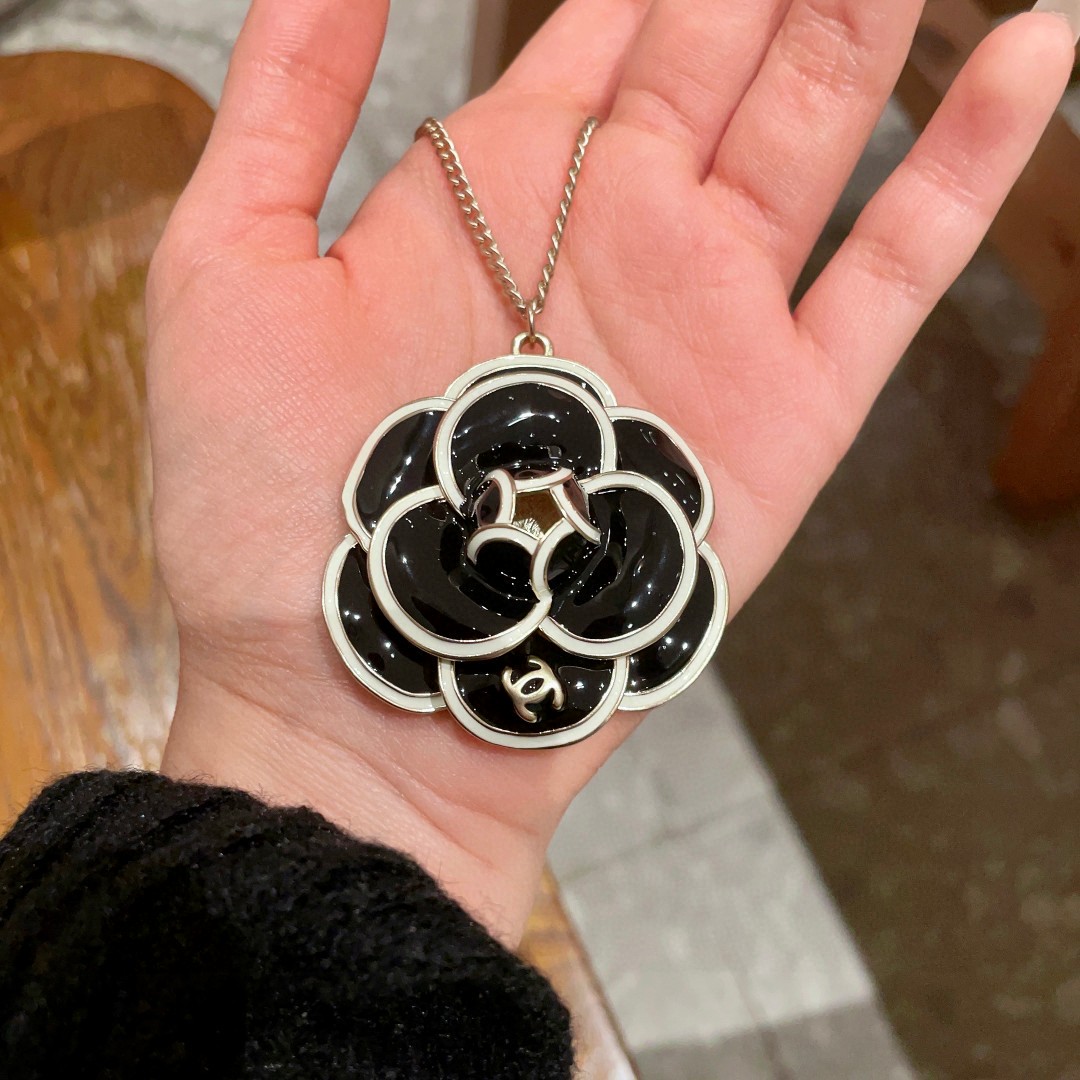  香奈儿✨山茶花🌸双C项链