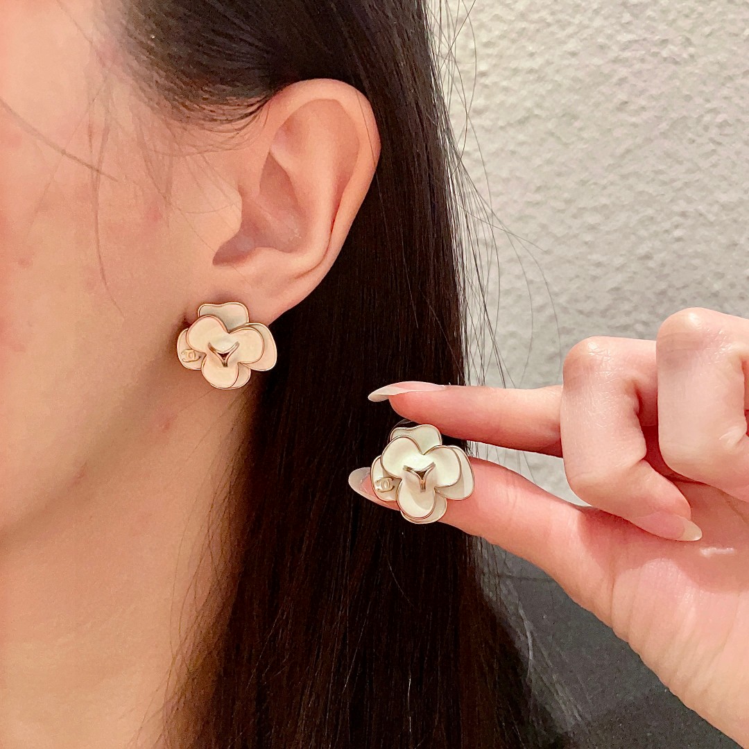  香奈儿✨山茶花🌸双C耳钉